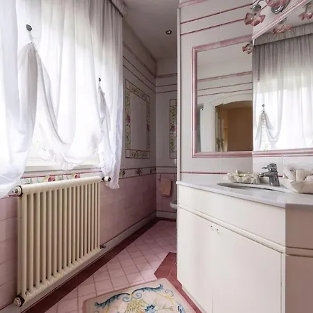 Bianca Villa Lucca